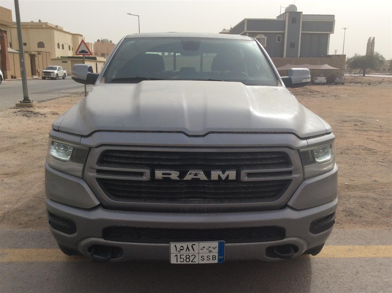 دوج رام 1500غمارتين  بج هورن اسبورت 3.6L - اتوماتيك 4X4 - ثقب في السقف