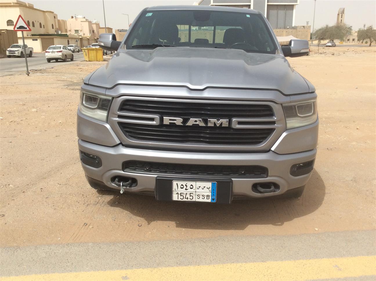 دوج رام 1500غمارتين بج هورن اسبورت 3.6L - اتوماتيك 4X4  ثقب في السقف