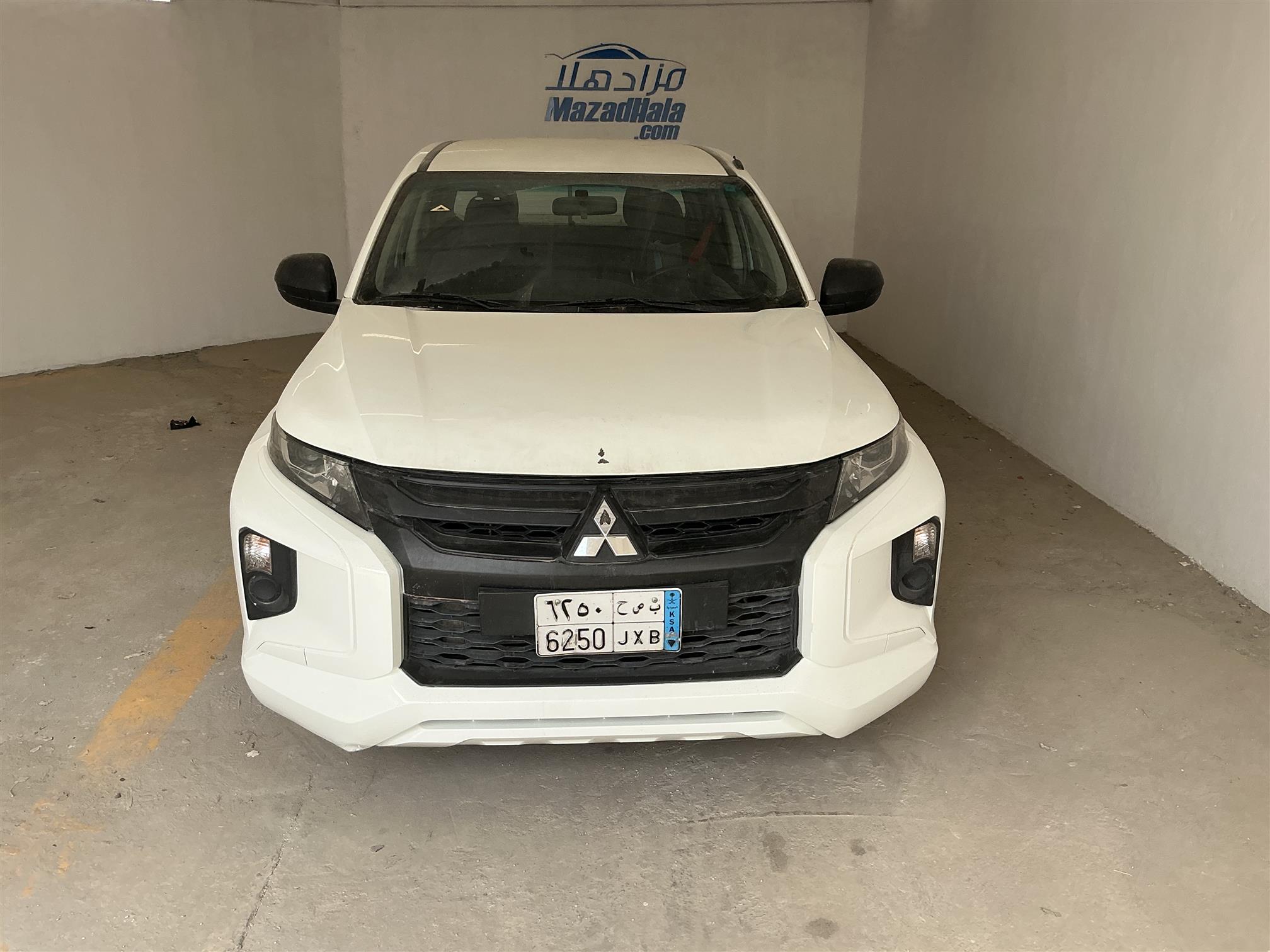 مستوبيشي بيك اب غمارتين 4X2 عادي بنزين مكينه لا تعمل تحتاج توضيب 