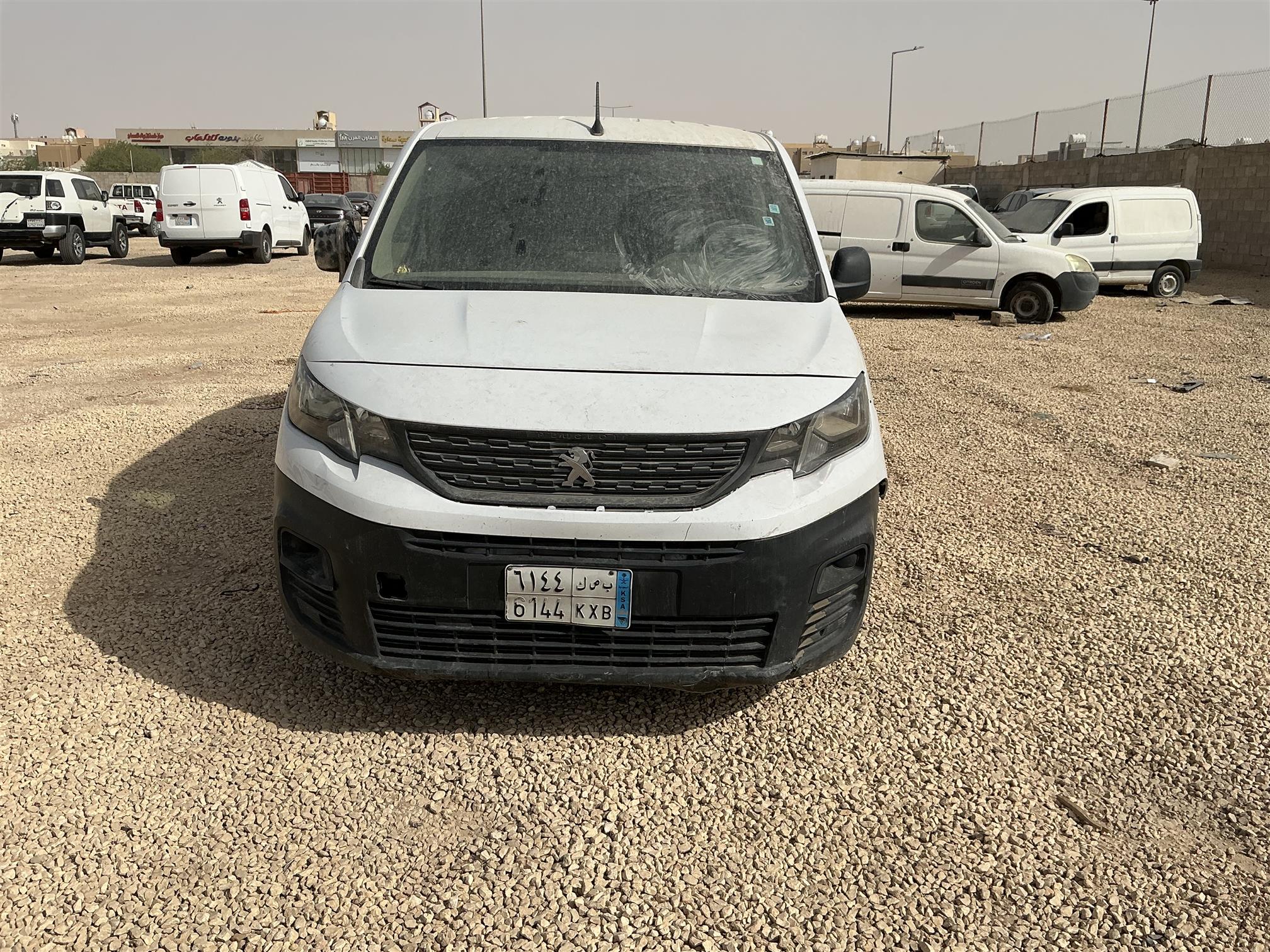 بيجو بارتنر فان بضاعه بنزين عادي  تحتاج الى توضيب المحرك  تباع على حاتتها
