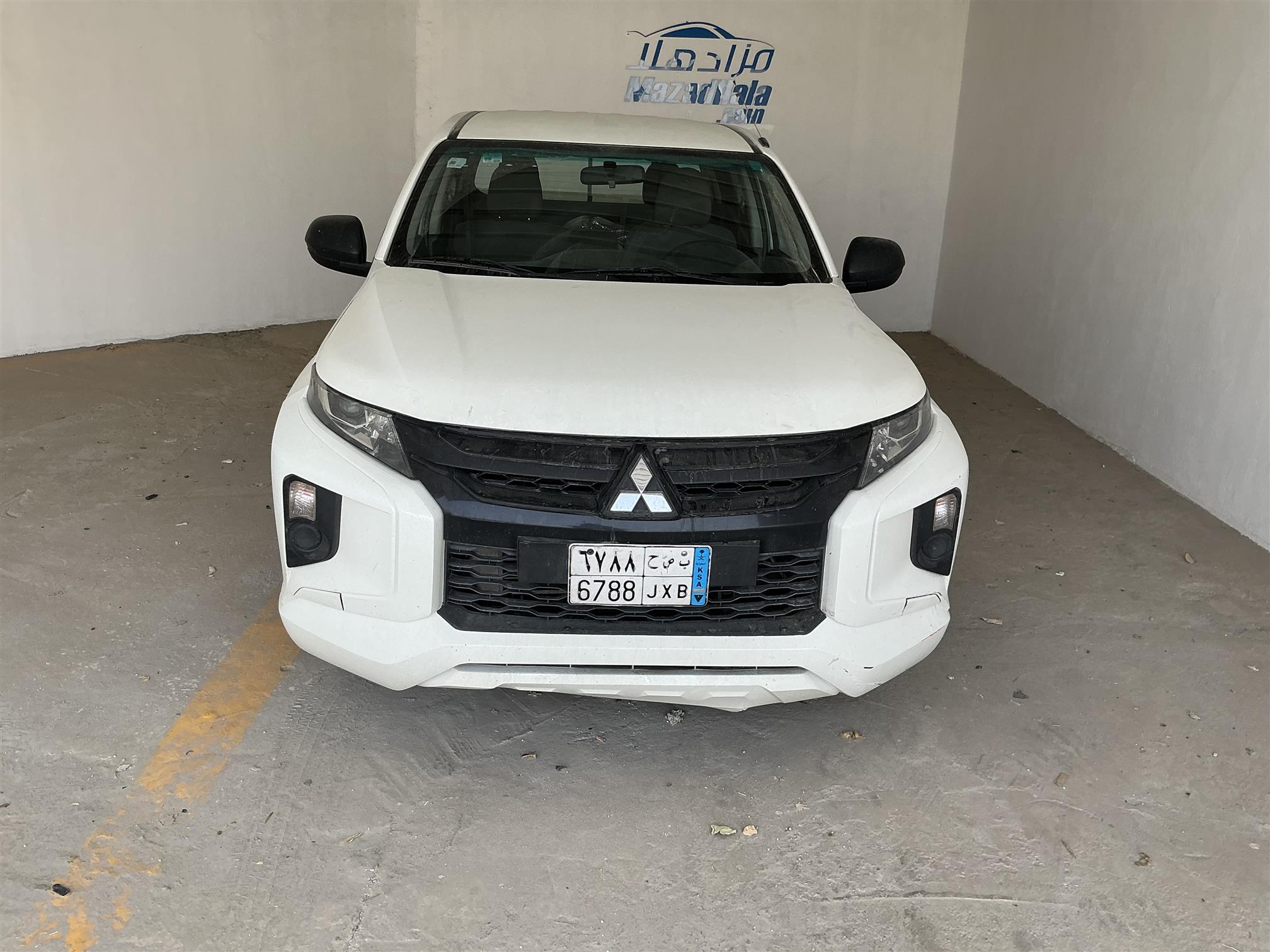 مستوبيشي بيك اب غمارتين 4X2 عادي بنزين