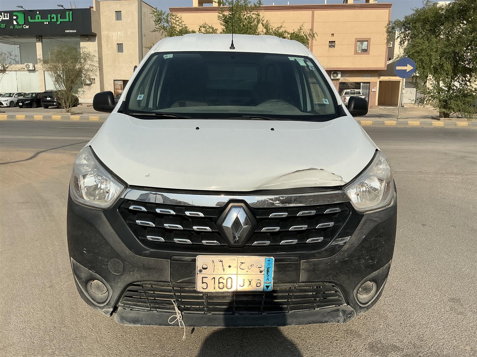 رينو دكار فان بضاعه بنزين عادي صوت في الجير سقب في السقف