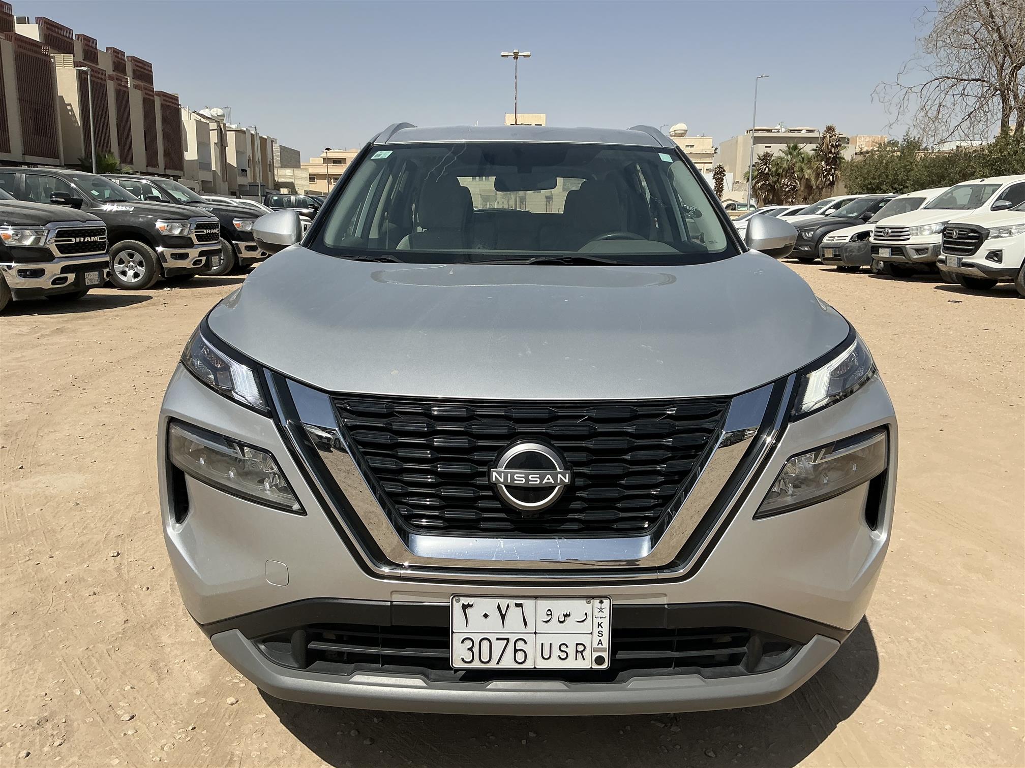 نيسان اكس تريل7راكب اتوما تيك2.5  4X4 ثقب قي صغير السقف 