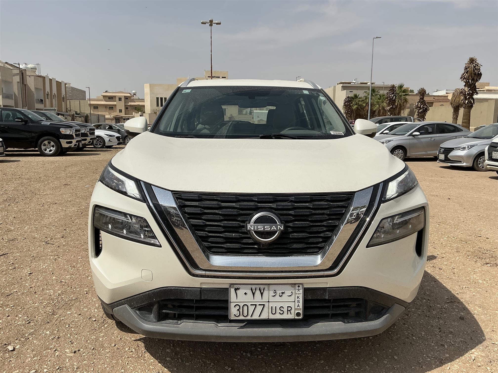 نيسان اكس تريل7راكب اتوما تيك2.5  4X4 ثقب قي صغير السقف 