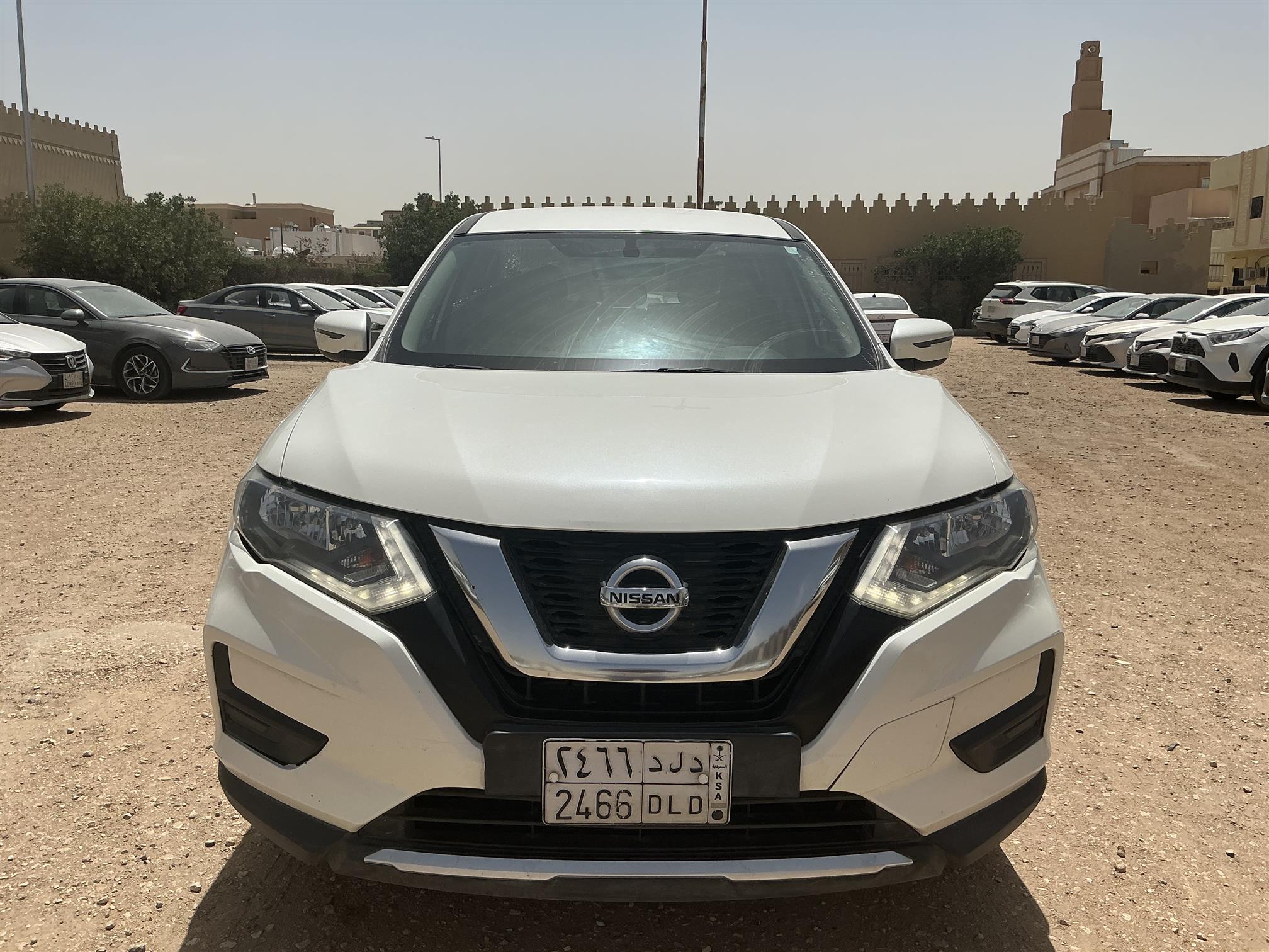 نيسان اكس تريل7راكب اتوما تيك2.5  4X4 ثقب قي صغير السقف 
