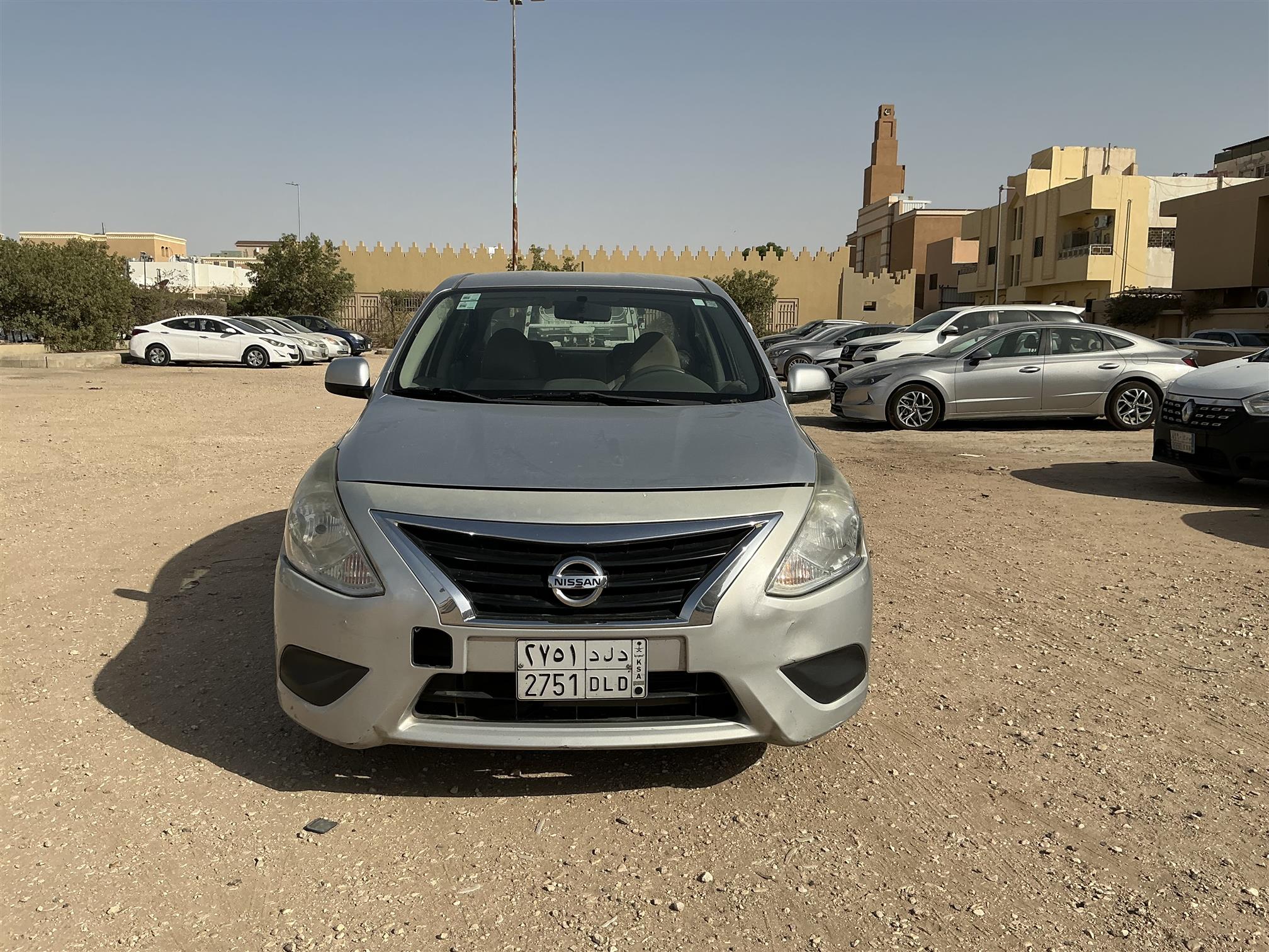 نيسان صني سيدان اتوماتيك ضربه  فى الشاص