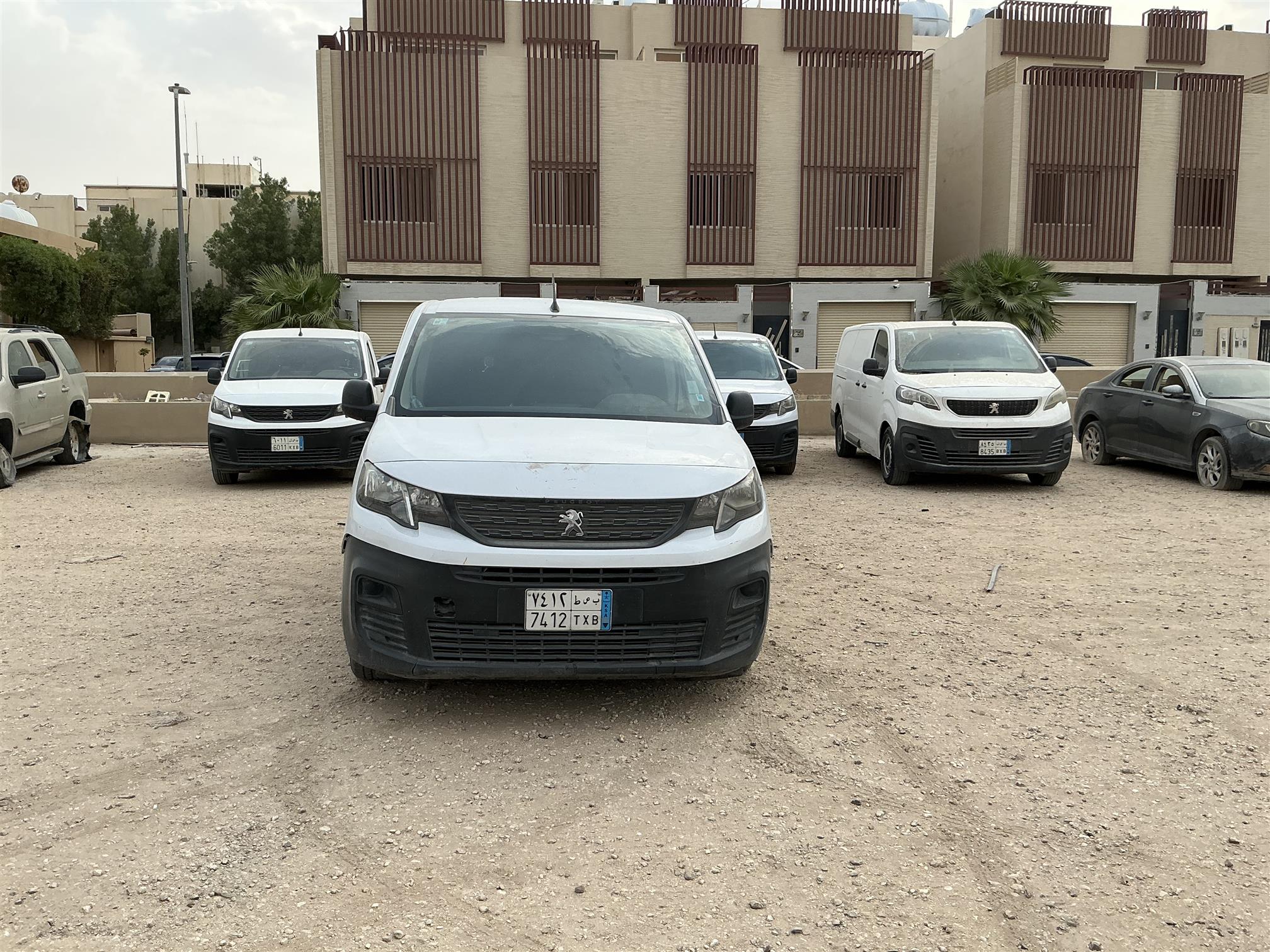 بيجو بارتنر فان بضاعه ديزل عادي المحرك  تحتاج الى توضيب   تباع على حاتتها