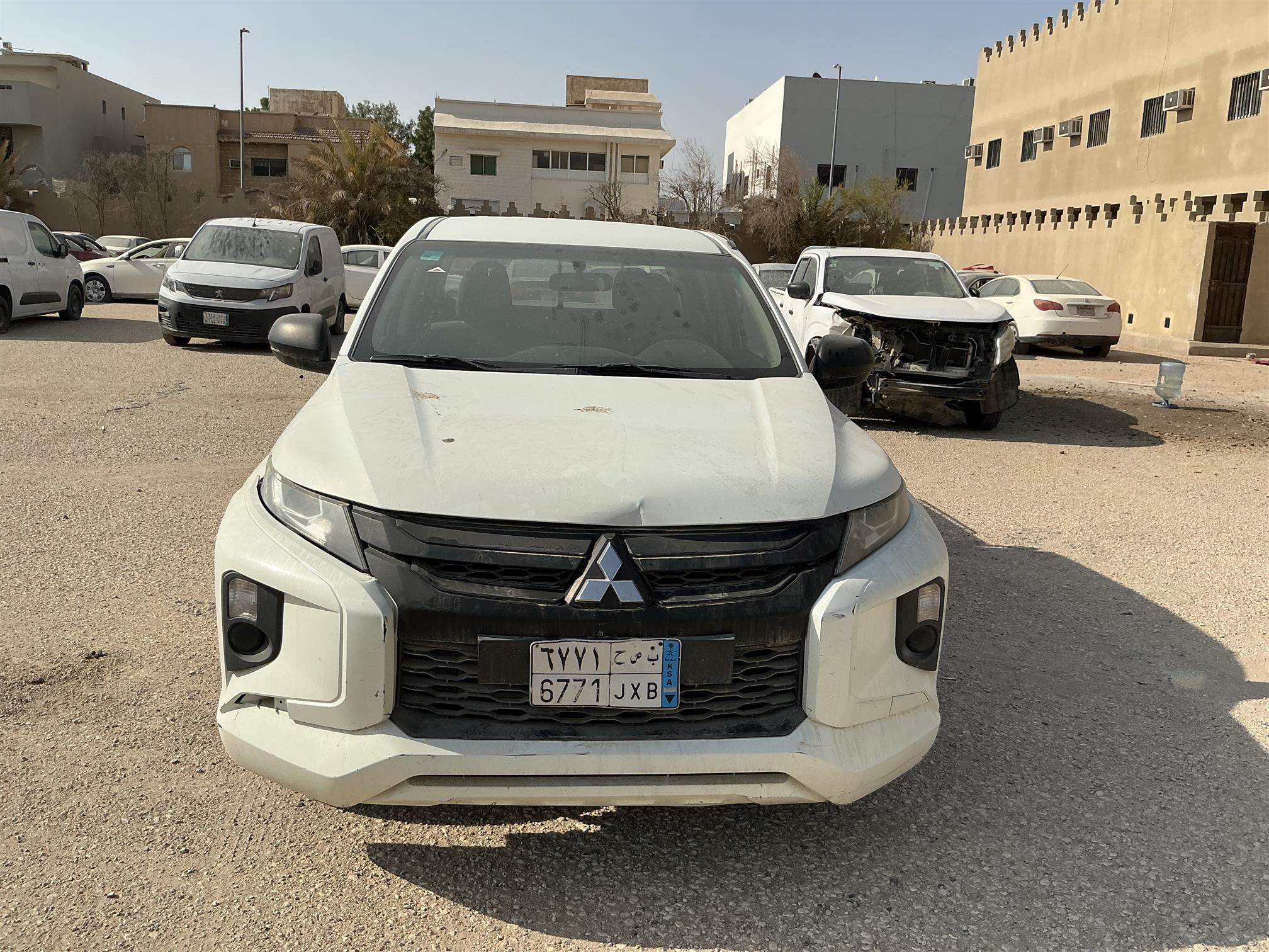 مستوبيشي بيك اب غمارتين 4X2 عادي ديزل المحرك مفكك