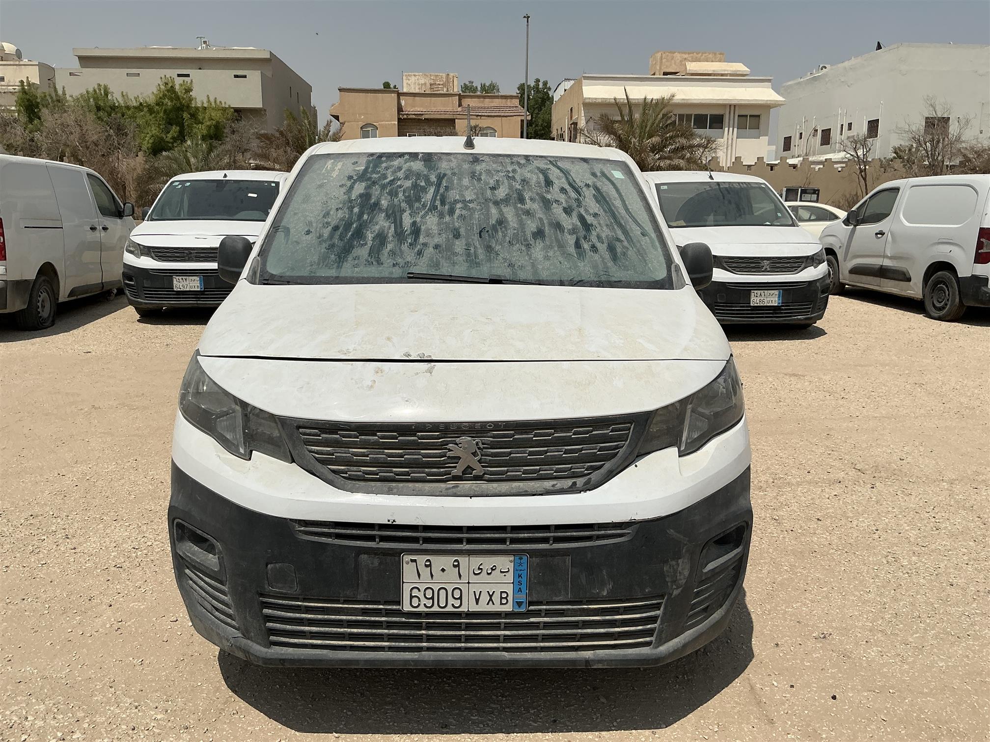 بيجو بارتنر فان بضاعه ديزل عادي المحرك مفككه اجزا اممحرك مفقود تباع على حاتتها