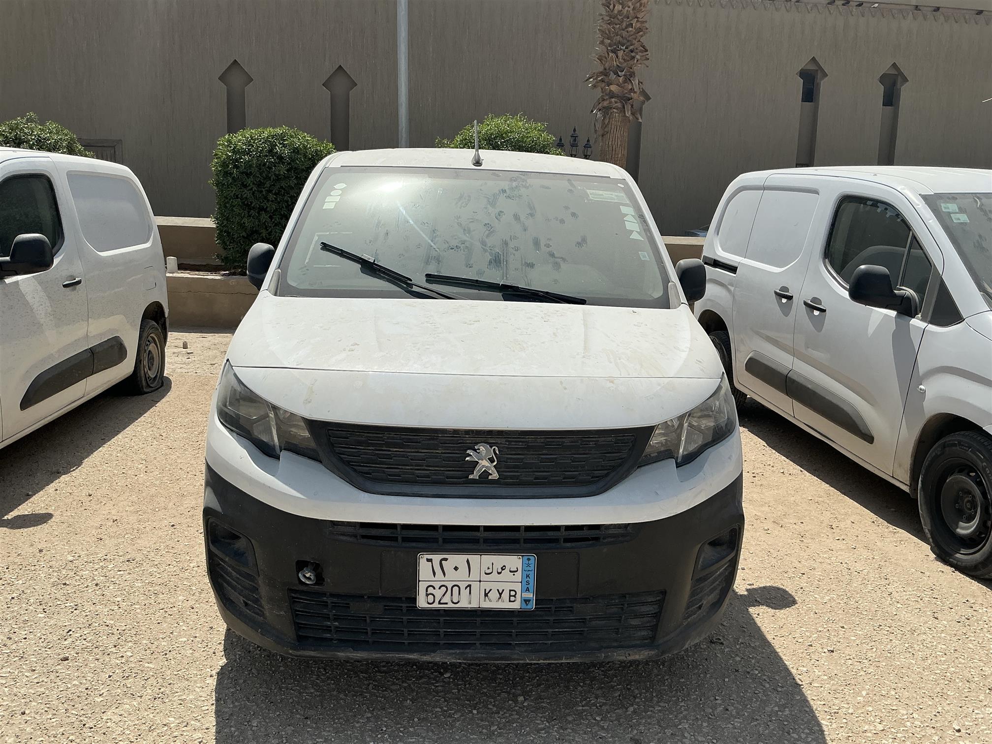 بيجو بارتنر فان بضاعه ديزل عادي  تحتاج الى توضيب المحرك لا يعمل  تباع على حاتتها