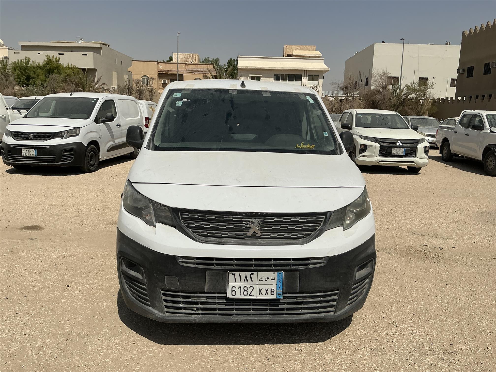 بيجو بارتنر فان بضاعه بنزين عادي  تحتاج تغير الكاتشيD تباع على حلتها 