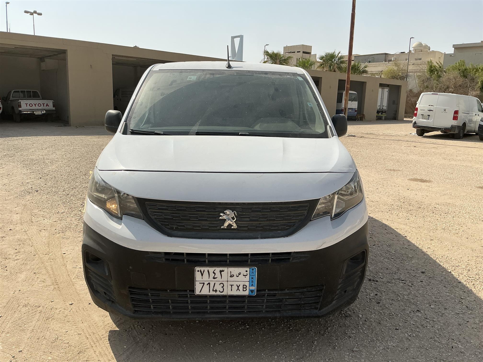 بيجو بارتنر فان بضاعه ديزل عادي اختلاط زيت المحرك بسائل التبريد تباع على حاتتها