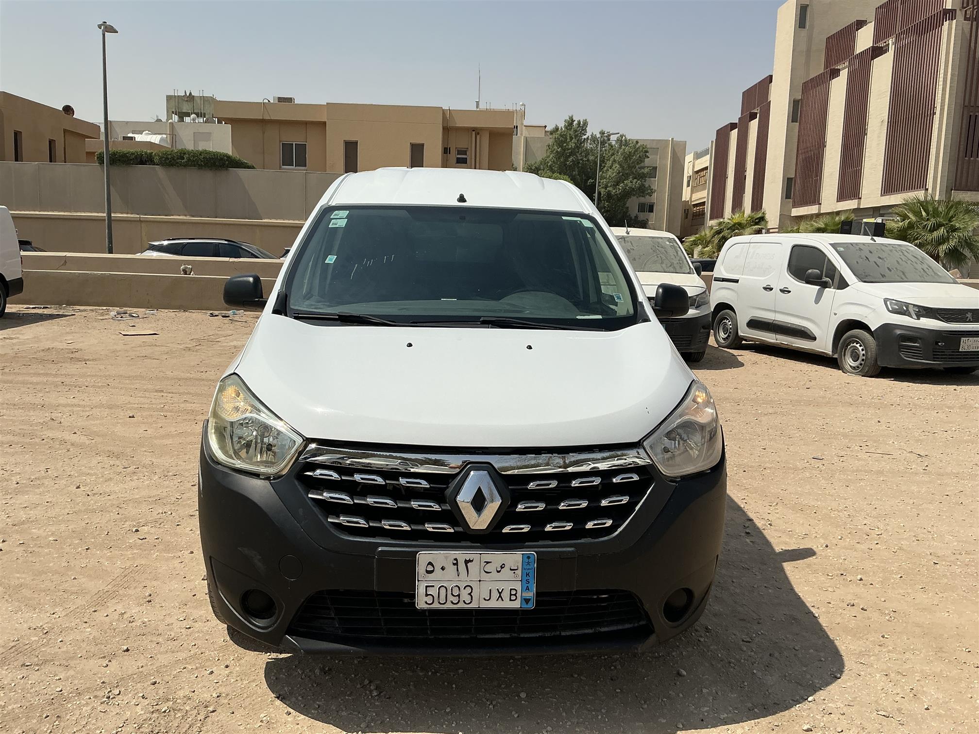 رينو دكار فان بضاعه بنزين عادي  المحرك لا يعمل تحتاج توضيب 